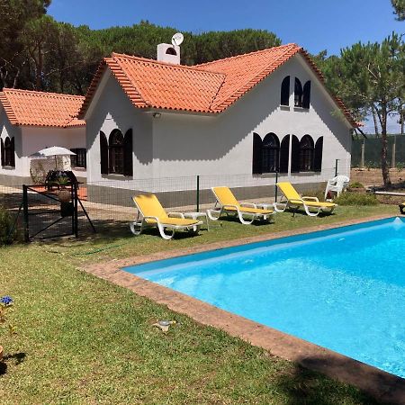 Moradia No Pinhal Com Piscina - Espaco E Privacidade Para As Suas Ferias! Sintra Bagian luar foto